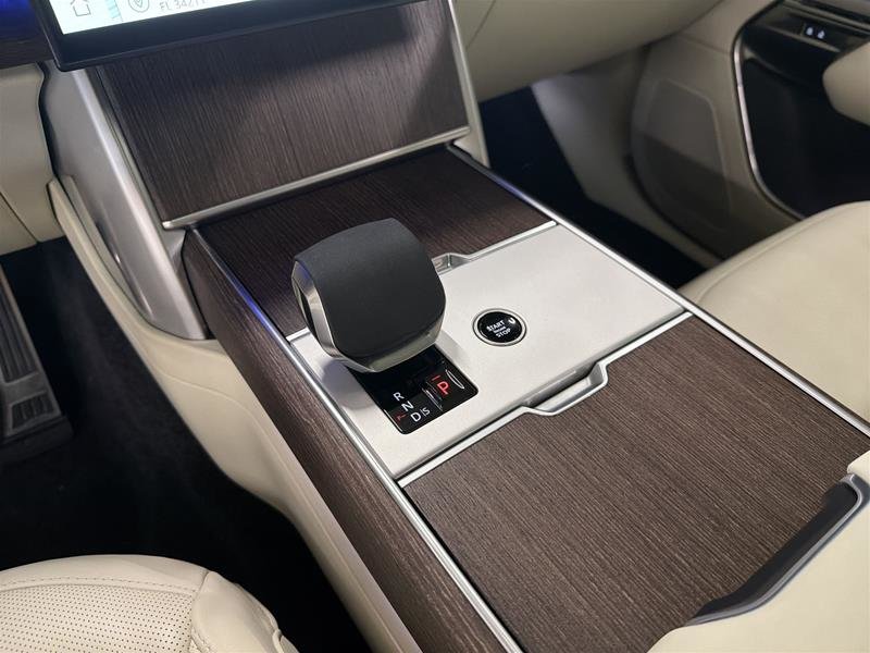 2024 Land Rover New Range Rover P400 SE SWB-12