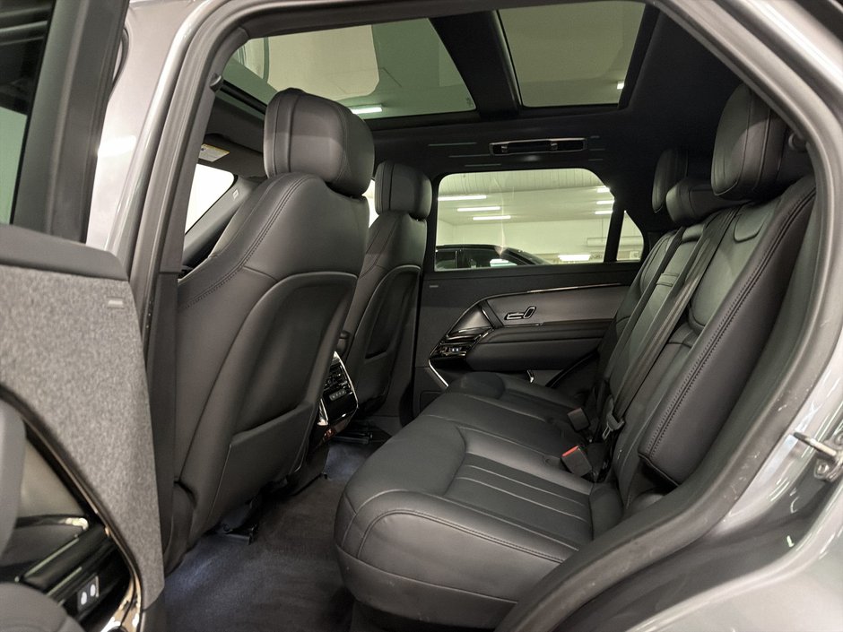 2024 Land Rover Range Rover Sport P400 Dynamic SE-26