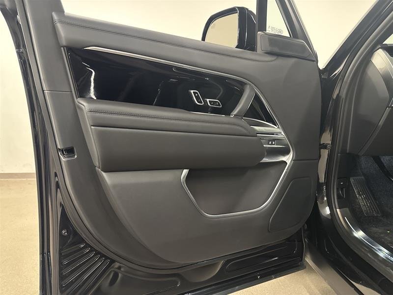2025 Land Rover Range Rover P550e SE SWB-6