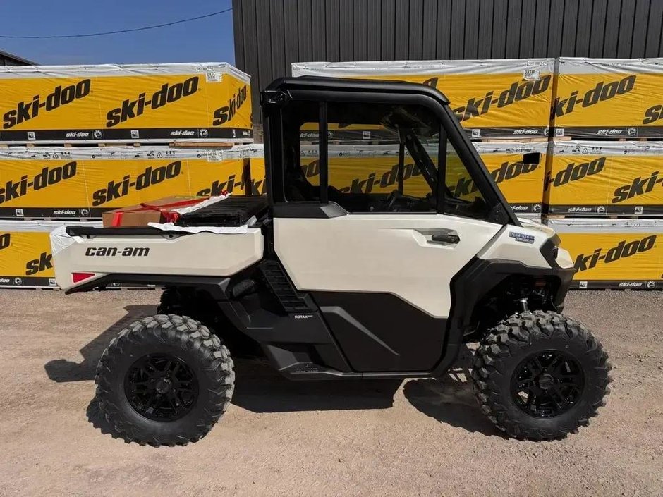 2026 Can-Am DEFENDER LIMITED CAB HD11 in Charlemagne, Quebec