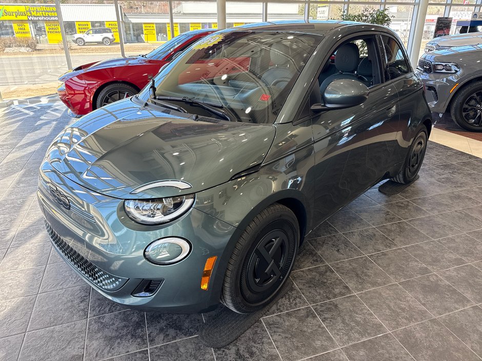 Fiat 500e Giorgio Armani 2025 à Saint John, Nouveau-Brunswick