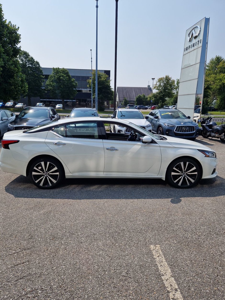 2020 Nissan Altima 2.5 Platinum un seul proprietaire  low mileage  clean carfax