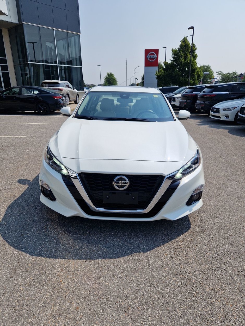 2020 Nissan Altima 2.5 Platinum un seul proprietaire  low mileage  clean carfax