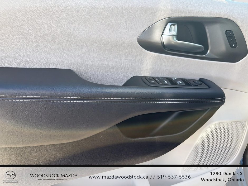 2023 Chrysler Pacifica Touring L-9