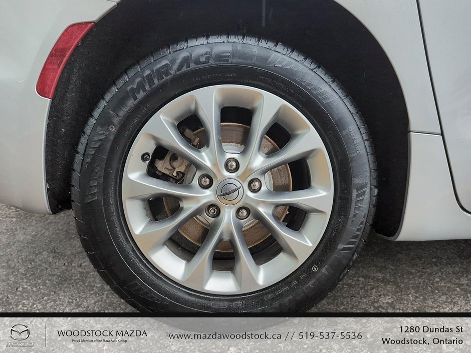 2023 Chrysler Pacifica Touring L-6