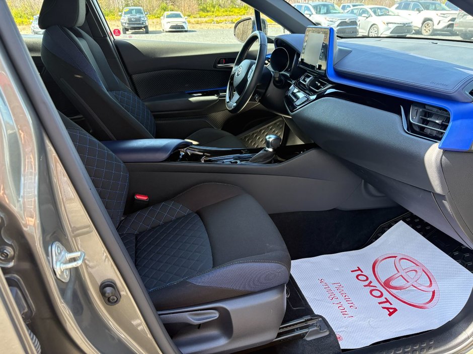 Toyota C-HR XLE PREMIUM 2021-17