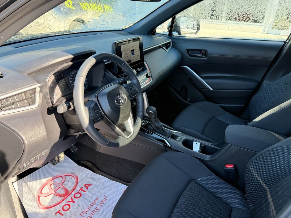 2025 Toyota COROLLA CROSS HYBRIDE SE AWD Hybrid SE-6