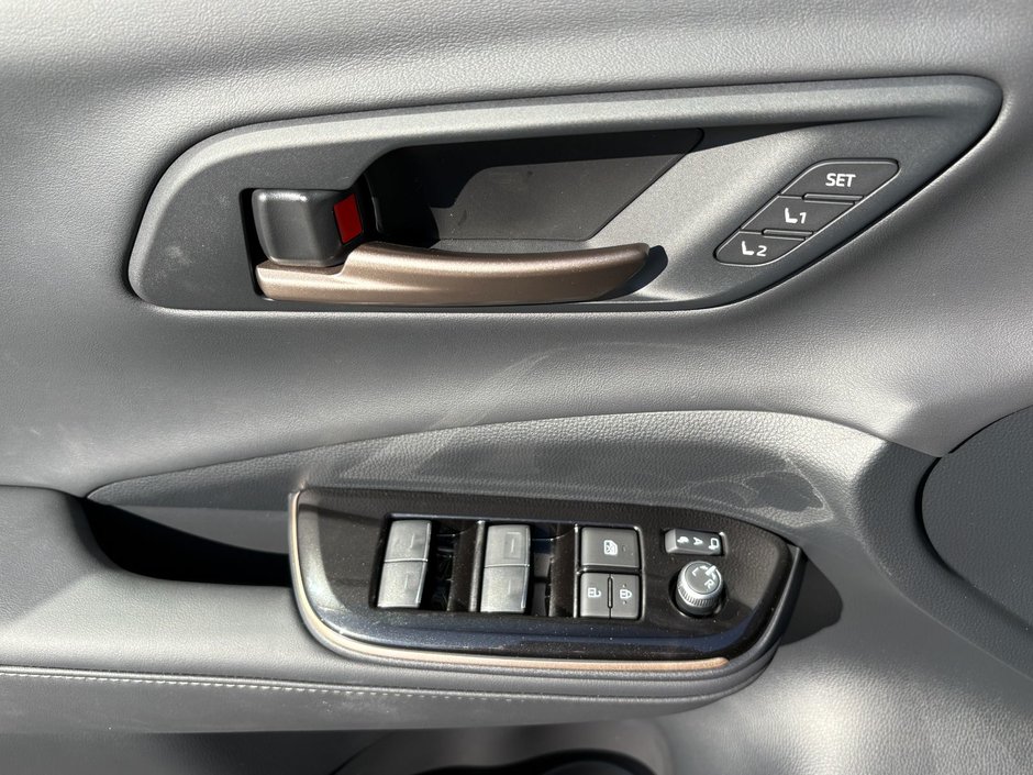 2025 Toyota CROWN SIGNIA LIMITED Limited-9