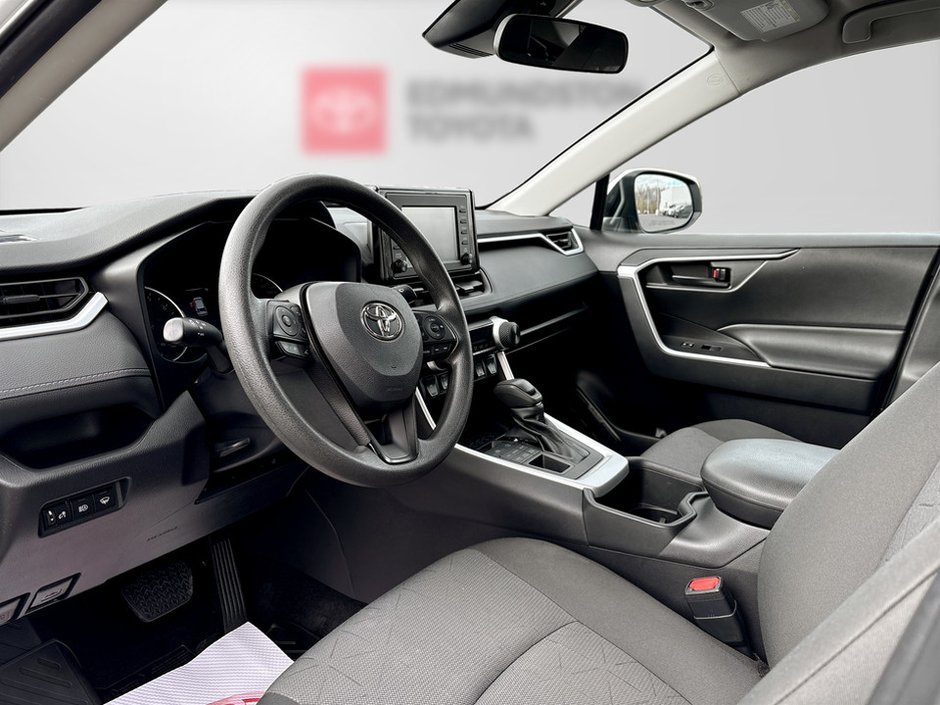 Toyota RAV4 LE LE 2022-8