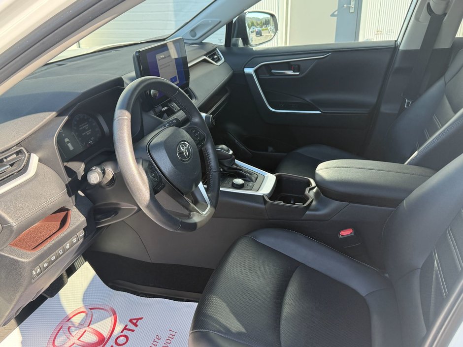 Toyota RAV4 Limited 2023-9