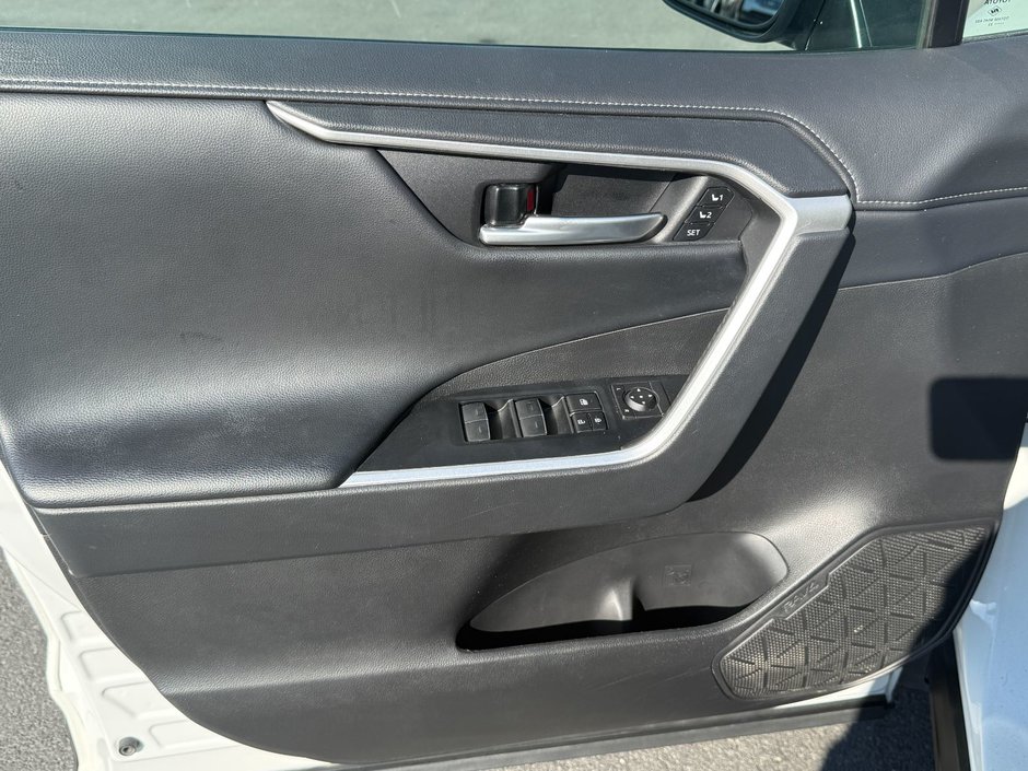 Toyota RAV4 Limited 2023-10