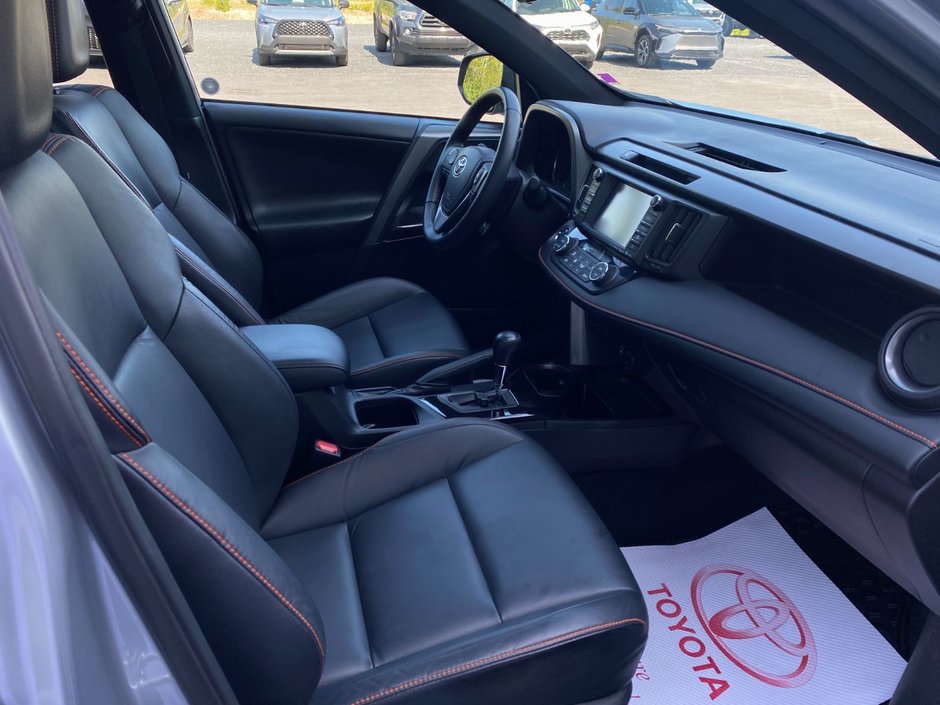 Toyota RAV4 SE SE 2017-12