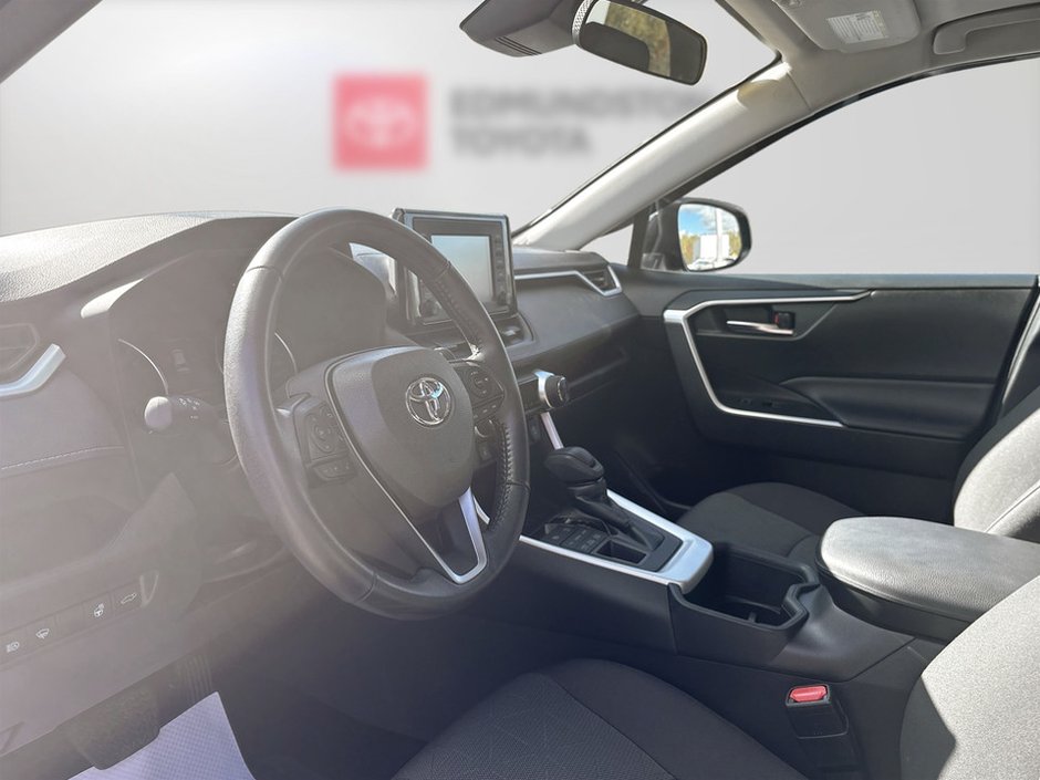 2022 Toyota RAV4 XLE-12