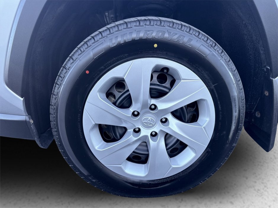 Toyota RAV4 LE 2024-5
