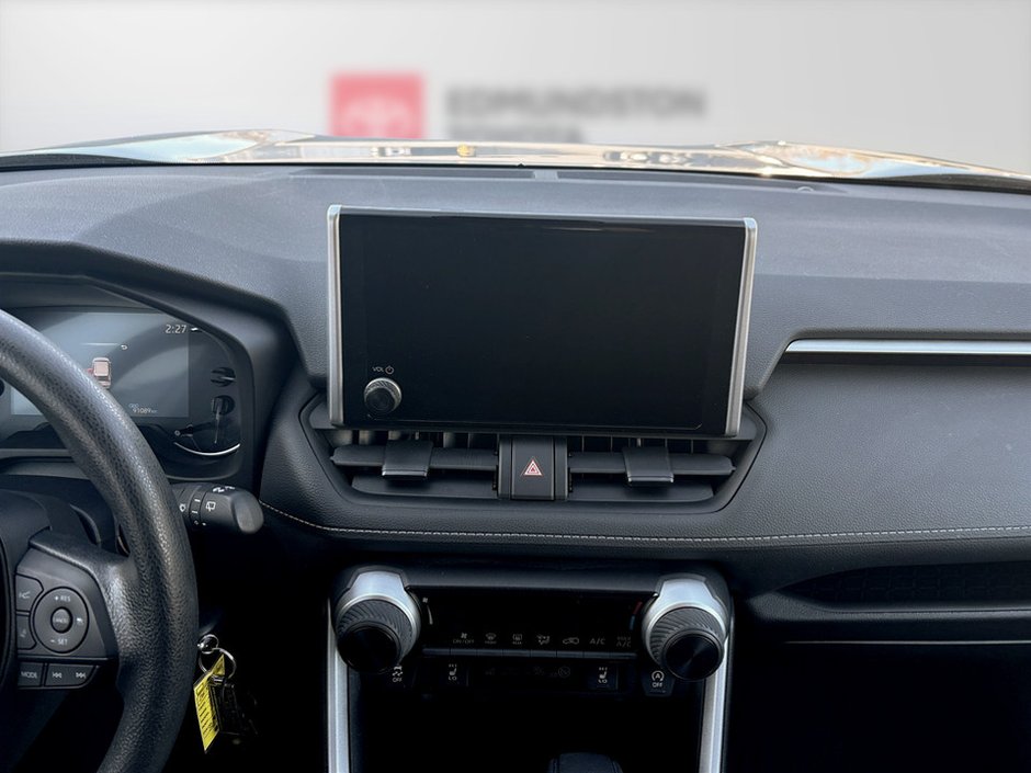 Toyota RAV4 LE 2024-9