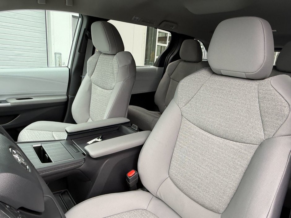 2025 Toyota SIENNA LE 8 PLACES LE-11