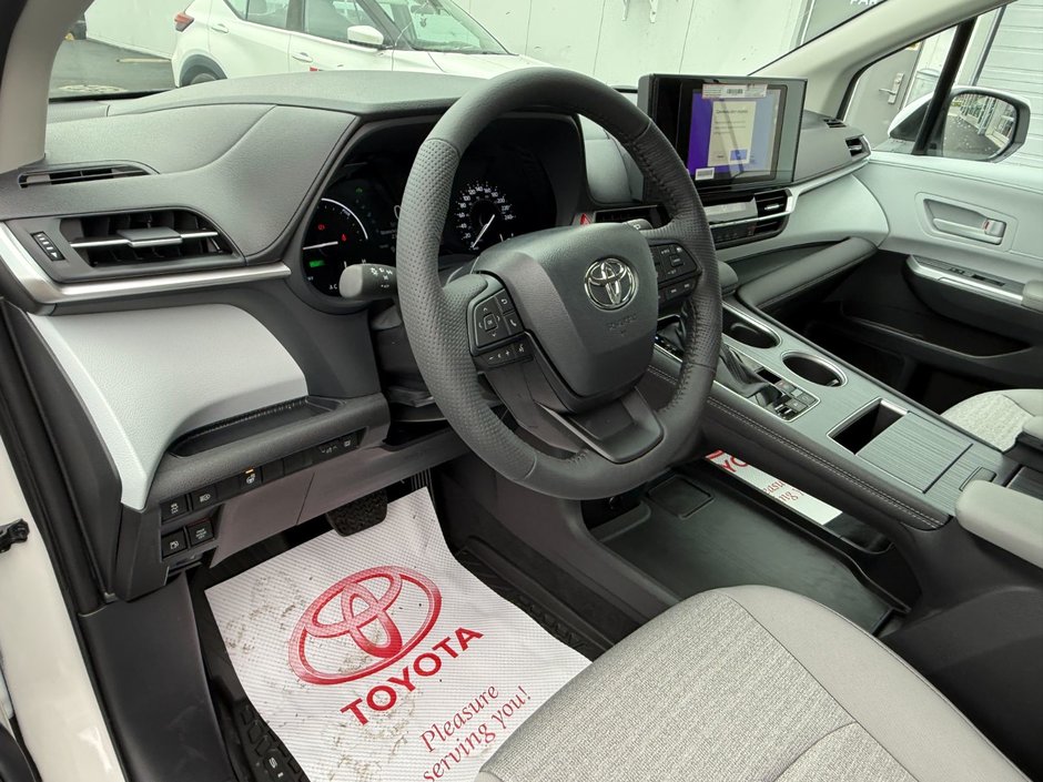 2025 Toyota SIENNA LE 8 PLACES LE-13