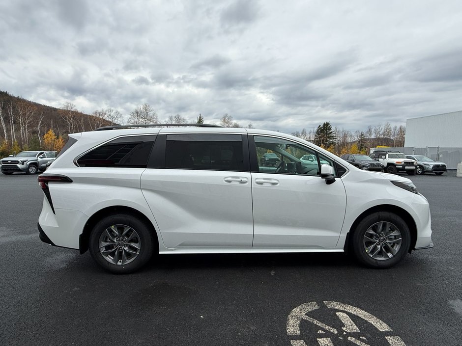 2025 Toyota SIENNA LE 8 PLACES LE-5