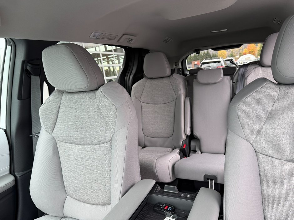2025 Toyota SIENNA LE 8 PLACES LE-16