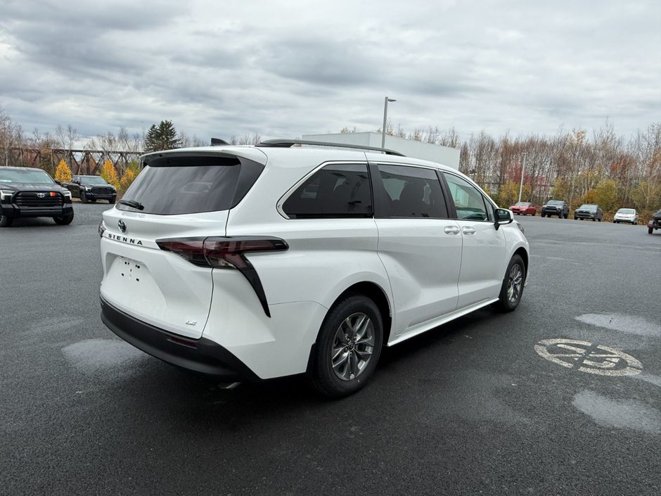 2025 Toyota SIENNA LE 8 PLACES LE-4