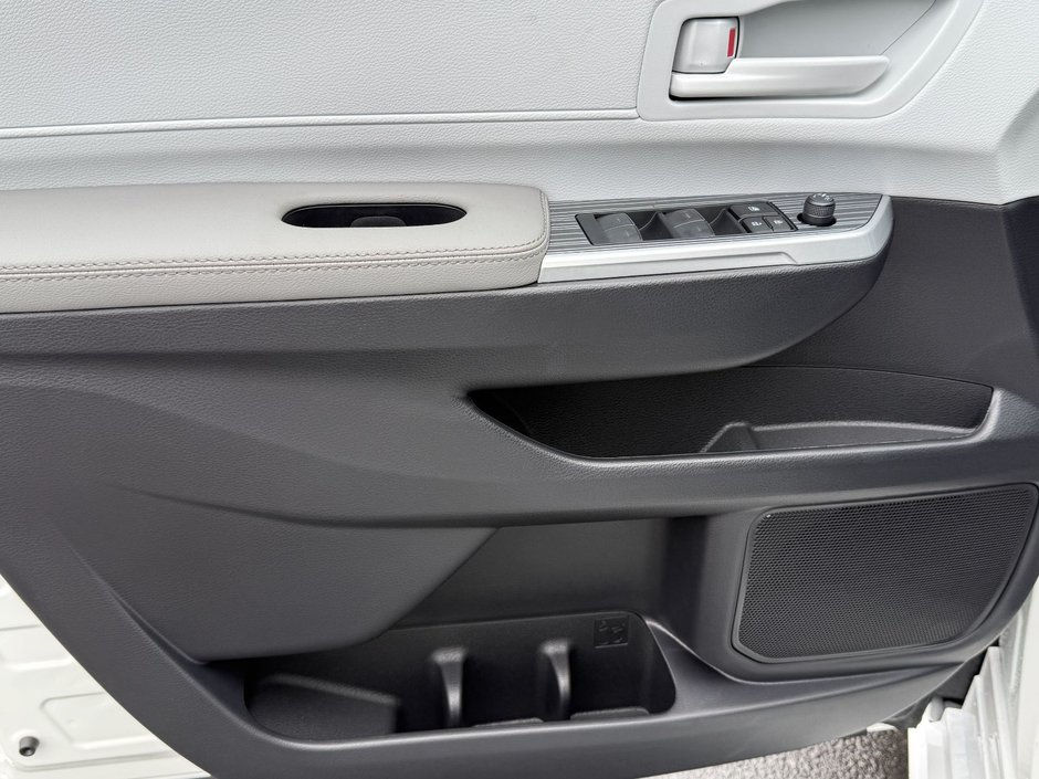 2025 Toyota SIENNA LE 8 PLACES LE-10