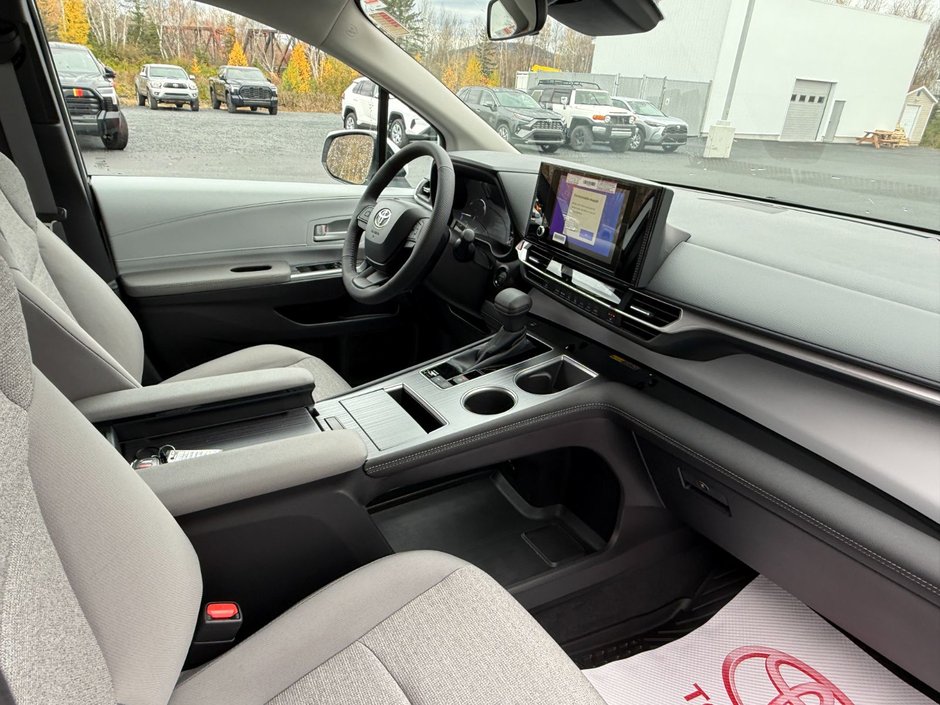 2025 Toyota SIENNA LE 8 PLACES LE-14