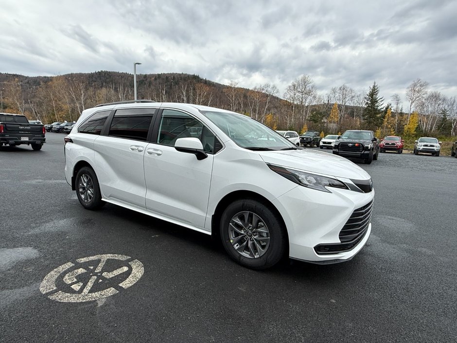 2025 Toyota SIENNA LE 8 PLACES LE-6
