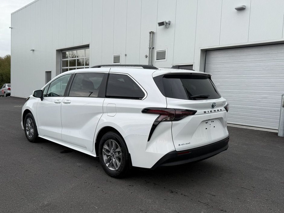 Toyota Sienna Hybrid LE  8-PASS 2025-2