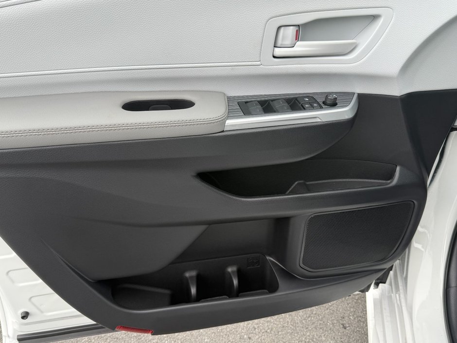 Toyota Sienna Hybrid LE  8-PASS 2025-10