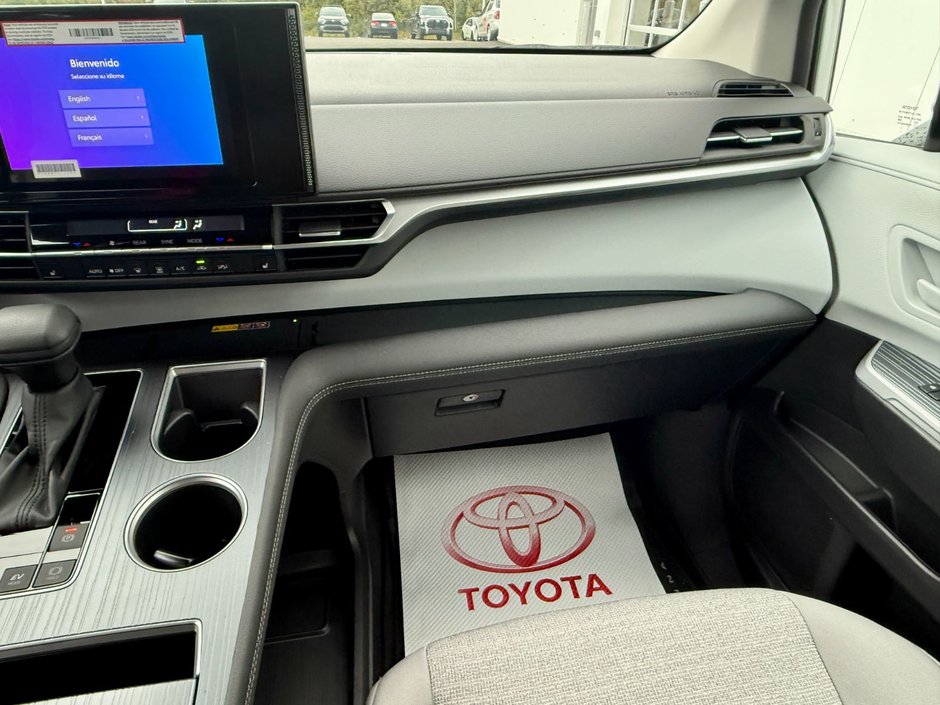 Toyota Sienna Hybrid LE  8-PASS 2025-11