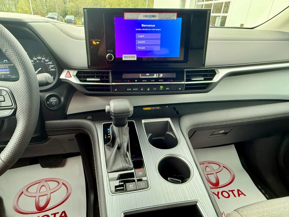 Toyota Sienna Hybrid LE  8-PASS 2025-12