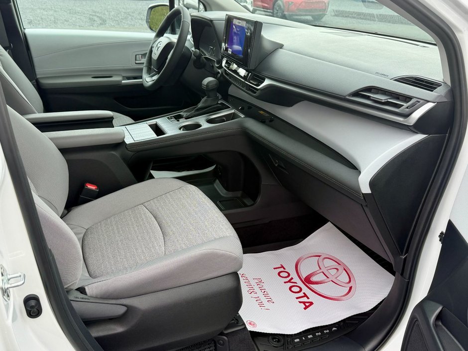 Toyota Sienna Hybrid LE  8-PASS 2025-23