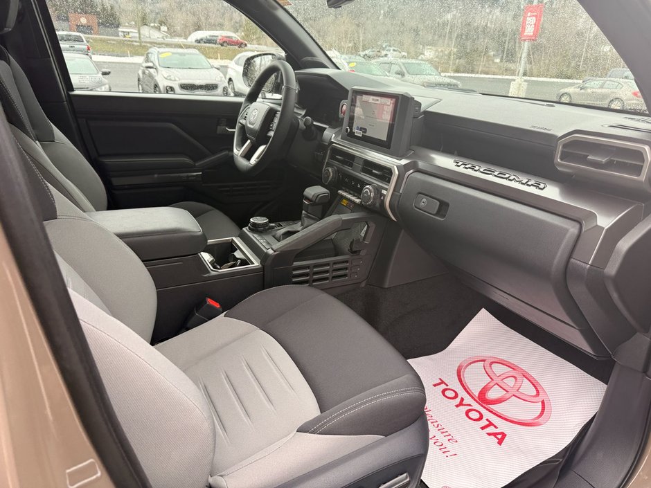 Toyota Tacoma DOUBLE CAB AT 2026-13