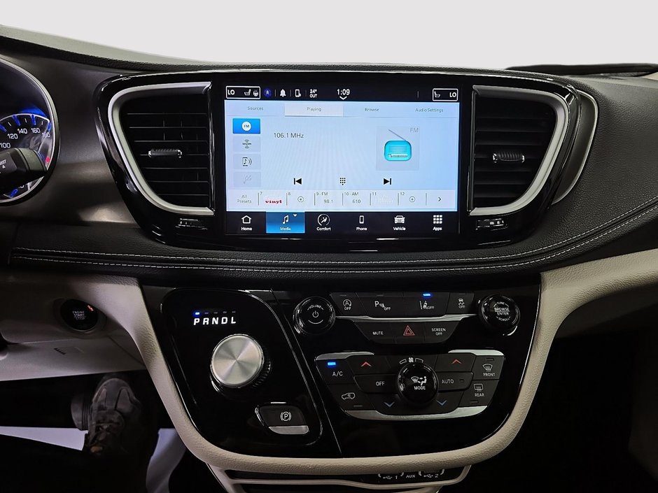 Chrysler Pacifica TOURING-L // STOW N GO 2023-16