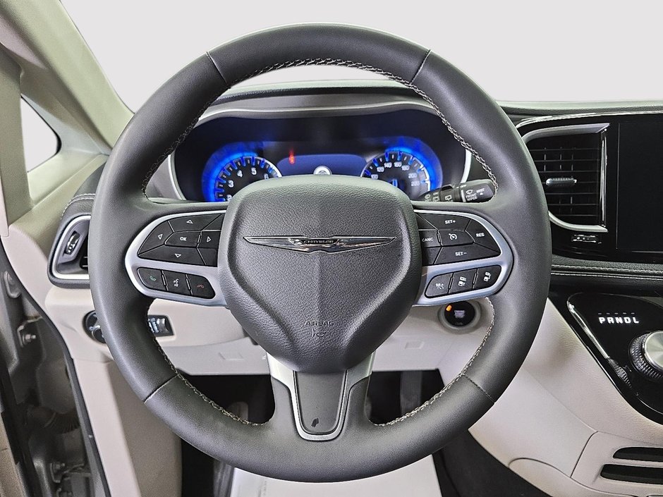 Chrysler Pacifica TOURING-L // STOW N GO 2023-11
