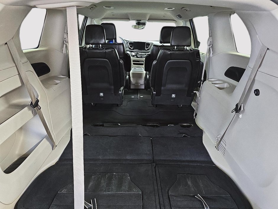 Chrysler Pacifica TOURING-L // STOW N GO 2023-5
