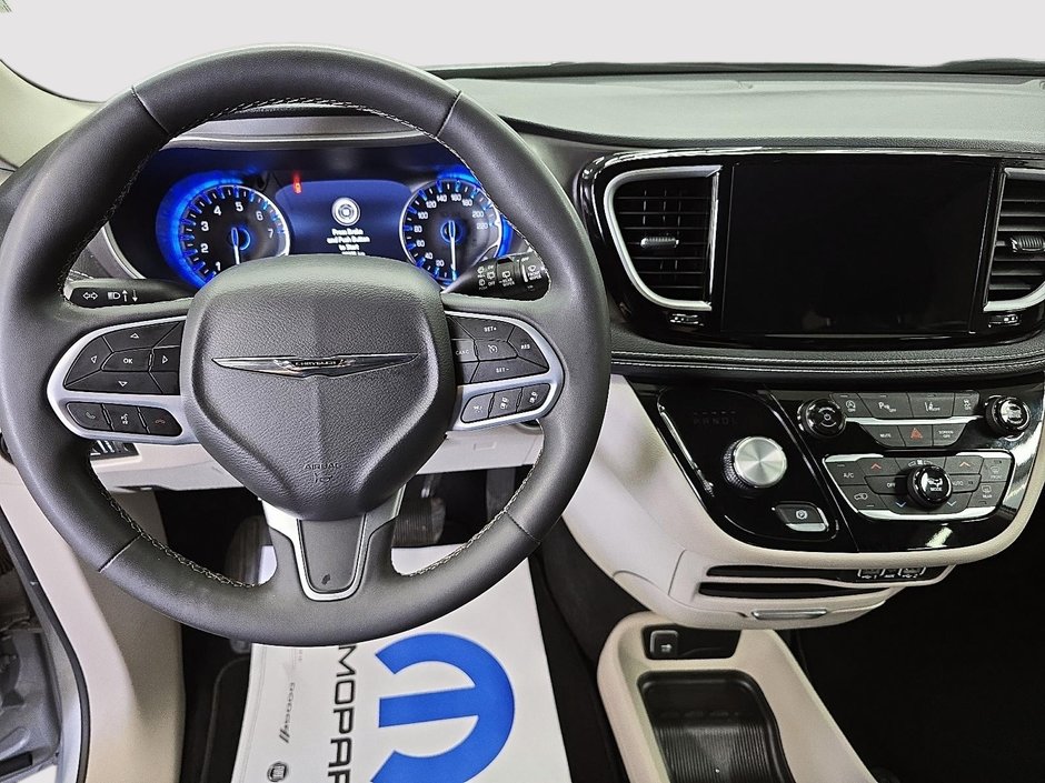 Chrysler Pacifica TOURING-L // STOW N GO 2023-13