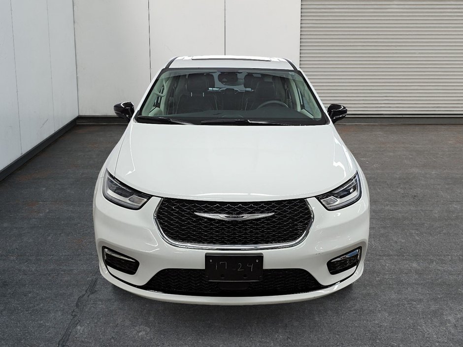 2024 Chrysler Pacifica Limited-1