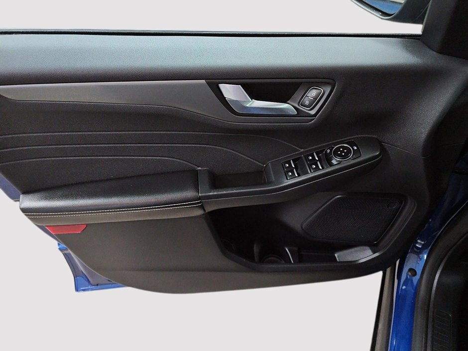 Ford Escape PHEV // ESCAPE // FORD 2023-10