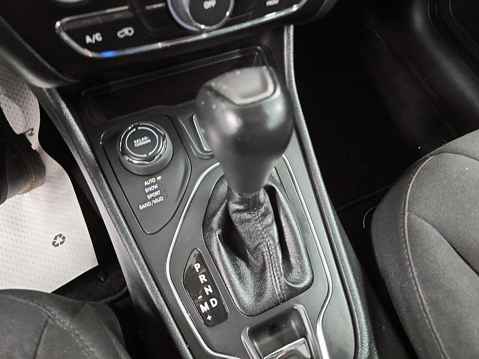 Jeep Cherokee NORTH 4X4 // V6 // TOIT PANORAMIQUE 2022-14