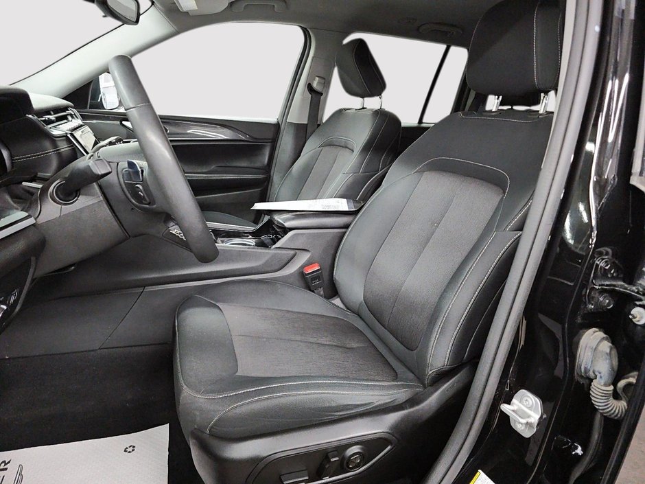 2023 Jeep Grand Cherokee LAREDO // GRAND CHEROKEE // JEEP-8