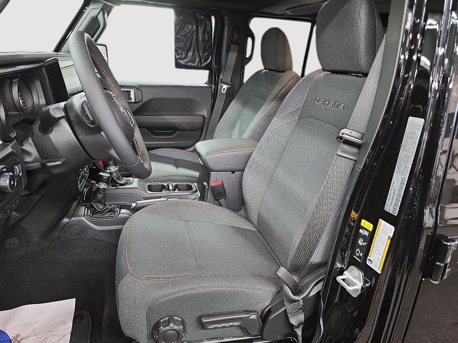 Jeep Wrangler SAHARA 4X4 // ENSEMBLE TECHNOLOGIE // TOIT RIGIDE 2024-8