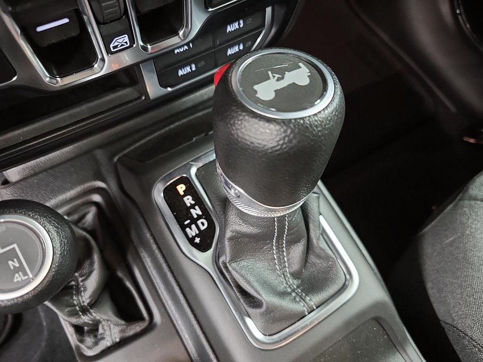 Jeep Wrangler SAHARA 4X4 // ENSEMBLE TECHNOLOGIE // TOIT RIGIDE 2024-14
