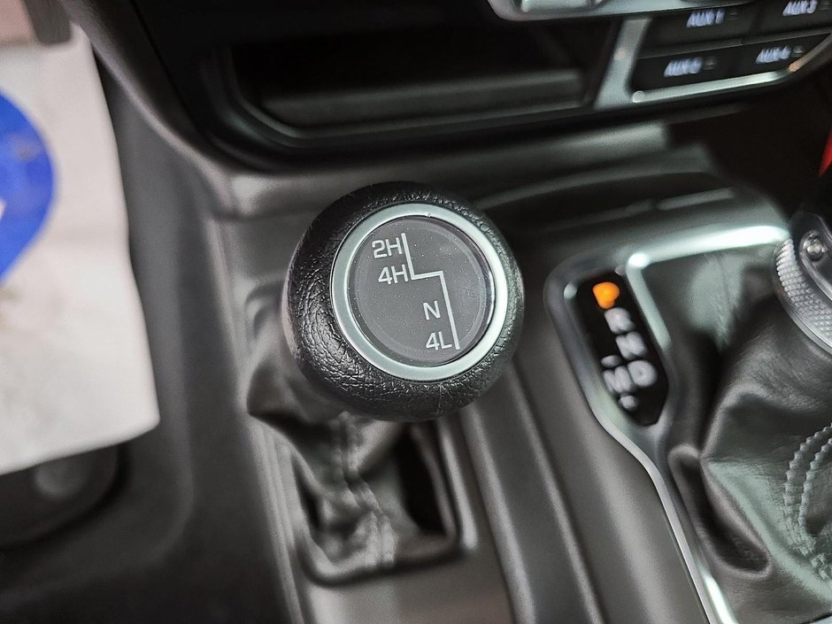 Jeep Wrangler SAHARA 4X4 // ENSEMBLE TECHNOLOGIE // TOIT RIGIDE 2024-15
