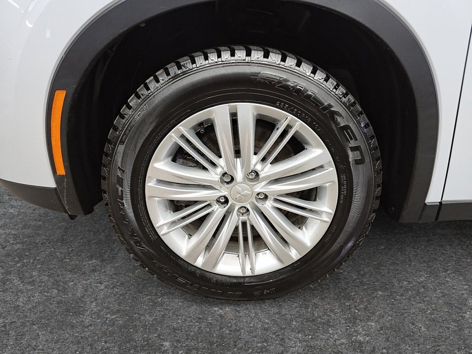 2023 Mitsubishi Outlander ES // S-AWD // 2.5L-6