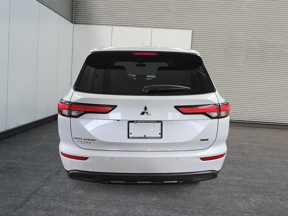 2023 Mitsubishi Outlander ES // S-AWD // 2.5L-2