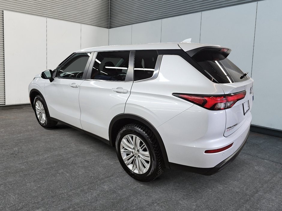 2023 Mitsubishi Outlander ES // S-AWD // 2.5L-3