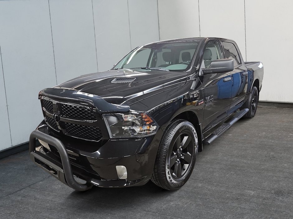 2019 Ram 1500 Classic EXPRESS 4X4 CREW CAB // V8 // TEMP FROID in Sherbrooke, Quebec