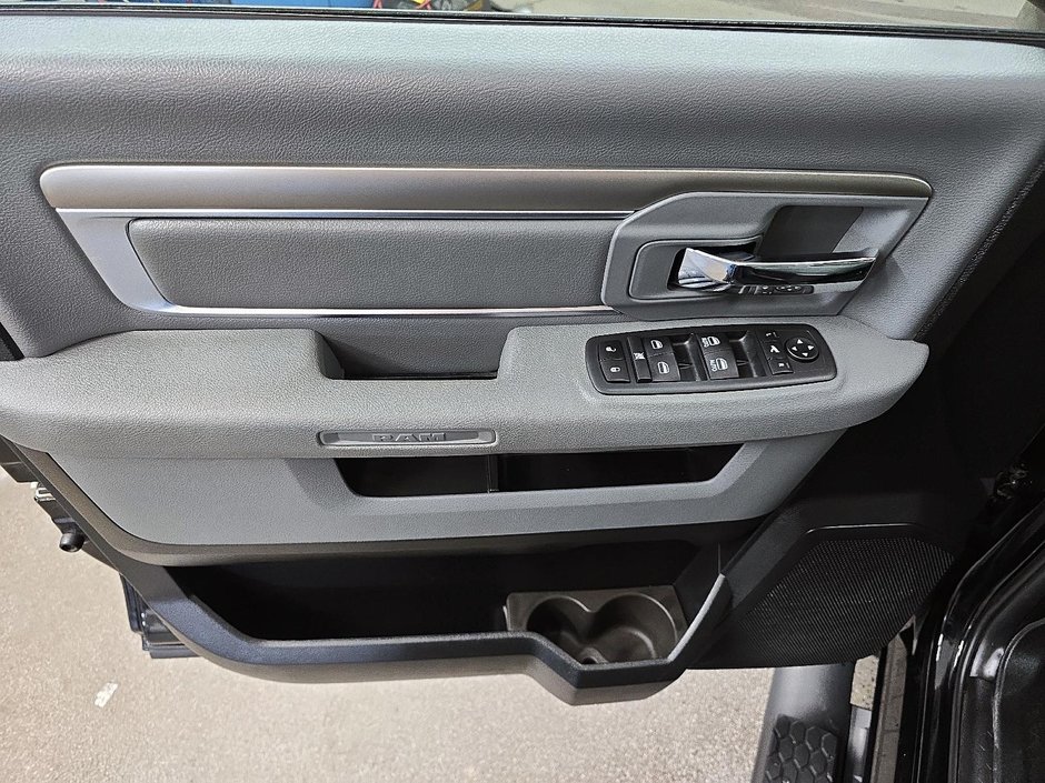 Ram 1500 Classic WARLOCK 4X4 CREW CAB // V8 // TOUT ÉQUIPÉ 2019-10