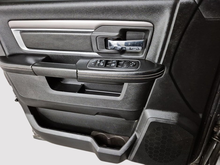 2021 Ram 1500 Classic WARLOCK / HEMI / V8-10